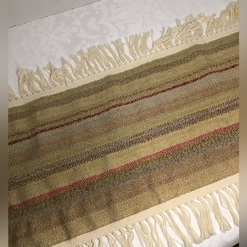 HANDCRAFTED RUNNER